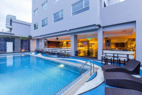 Гостиница Royal Bay Hotel Makassar  Макассар